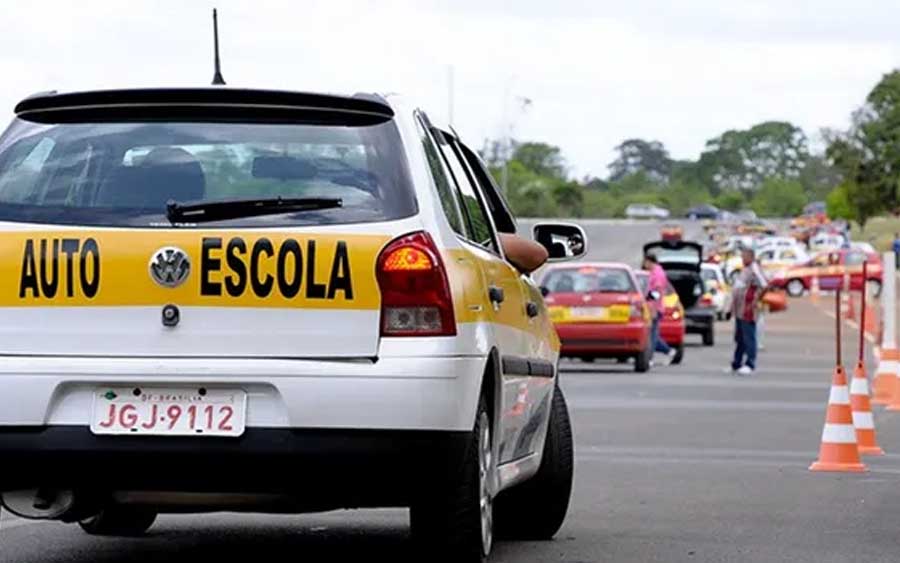 Autoescolas no Brasil podem acabar; entenda o projeto de Lei