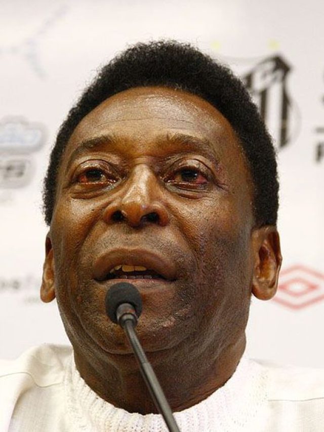 Pelé permanece internado em São Paulo
