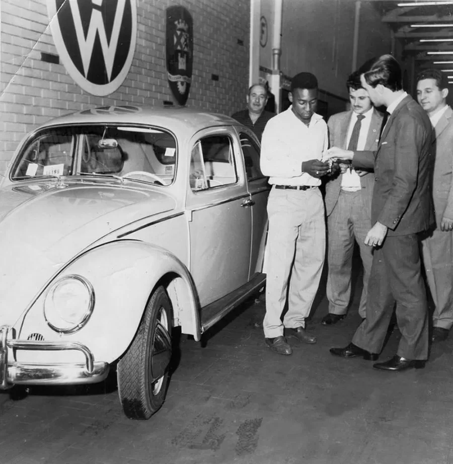 Em 1956, ano de estreia no Santos, o jogador recebeu o seu primeiro carro aos 16 anos, um Fusca entregue pela Volkswagen.