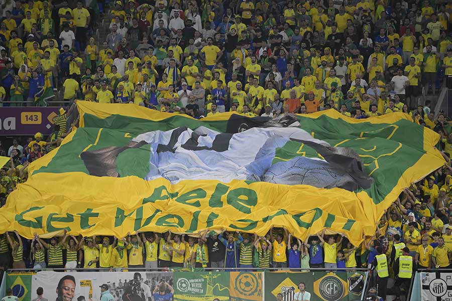 Torcida brasileira fez homenagem a Pelé em jogo da Copa 2022 (André Durão / MoWA Press)