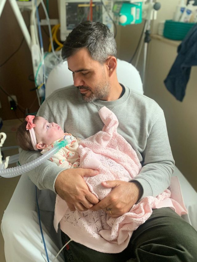 Juliano Cazarré no Instagram com sua filha