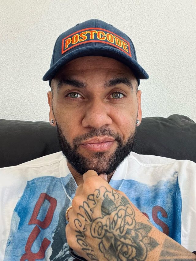 Preso e polêmico: Daniel Alves dá autógrafos na prisão
