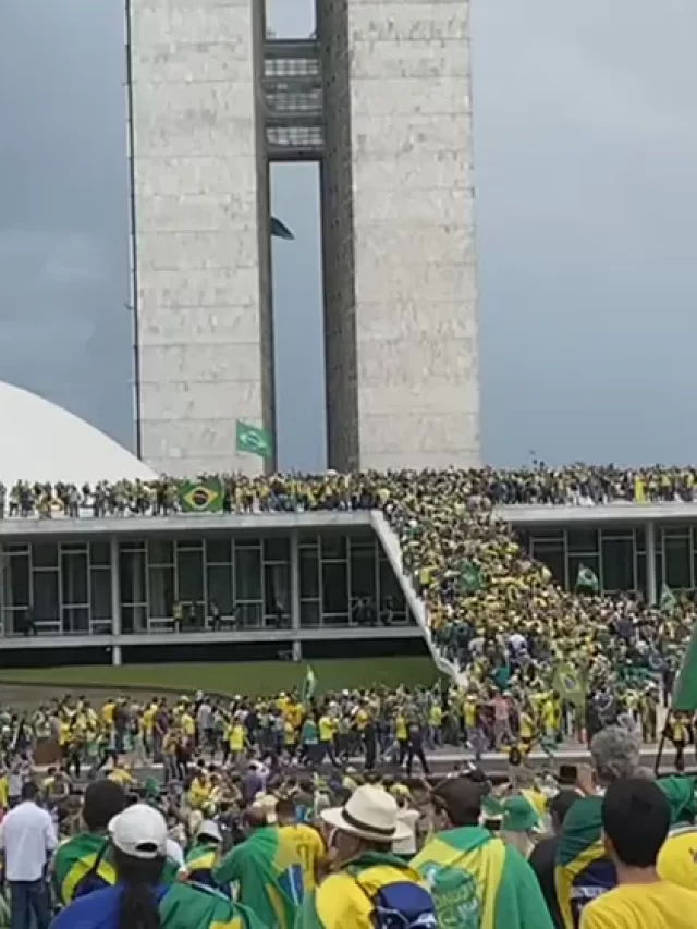 Invasão no Congresso Nacional: manifestantes invadem gramado