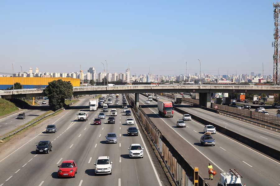 É possível parcelar as dívidas do IPVA em até 10 vezes, sendo que metade do valor arrecadado é destinado ao município onde o veículo está licenciado (Rovena Rosa/Agência Brasil)