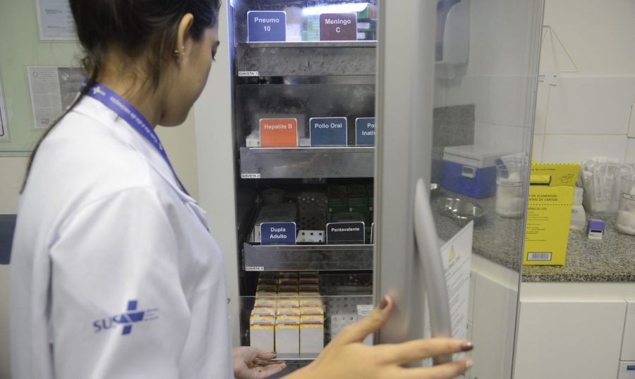 Thaís Marques seleciona vacinas na câmara de resfriamento do Centro Especial de Vacinação Álvaro Aguiar (Fernando Frazão/Agência Brasil)