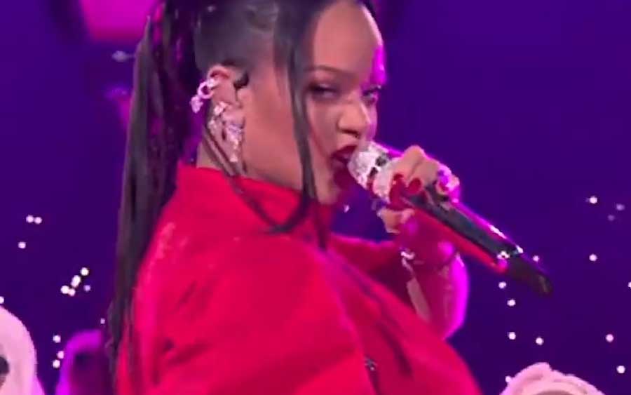 A notícia, inicialmente divulgada pelo respeitado veículo Media Take Out, é uma lembrança do poder do amor e da conexão, transcendo os holofotes da fama e alcançando o âmago da experiência humana. Rihanna continua a inspirar tanto no palco quanto na vida pessoal, lembrando-nos que, independentemente das realizações, a alegria da família é um dos tesouros mais preciosos.