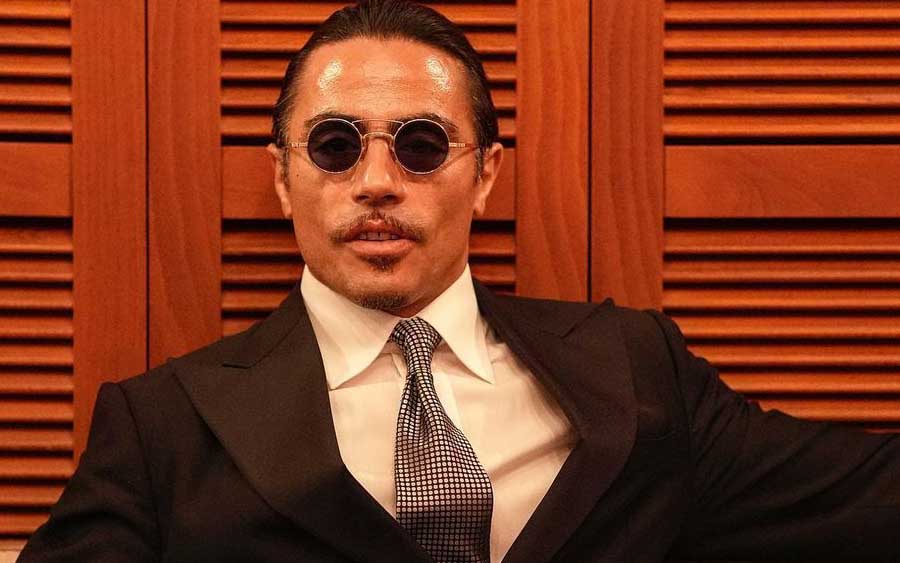 Salt Bae, cujo nome real é Nusret Gökçe, é um chef e restauranteur turco que ficou famoso na internet por causa de um vídeo viral de 2017 em que ele preparava um bife com uma pitada de sal de uma maneira bastante peculiar. Desde então, ele se tornou um fenômeno da cultura pop, com milhões de seguidores nas redes sociais e uma cadeia de restaurantes que se expandiu por todo o mundo.