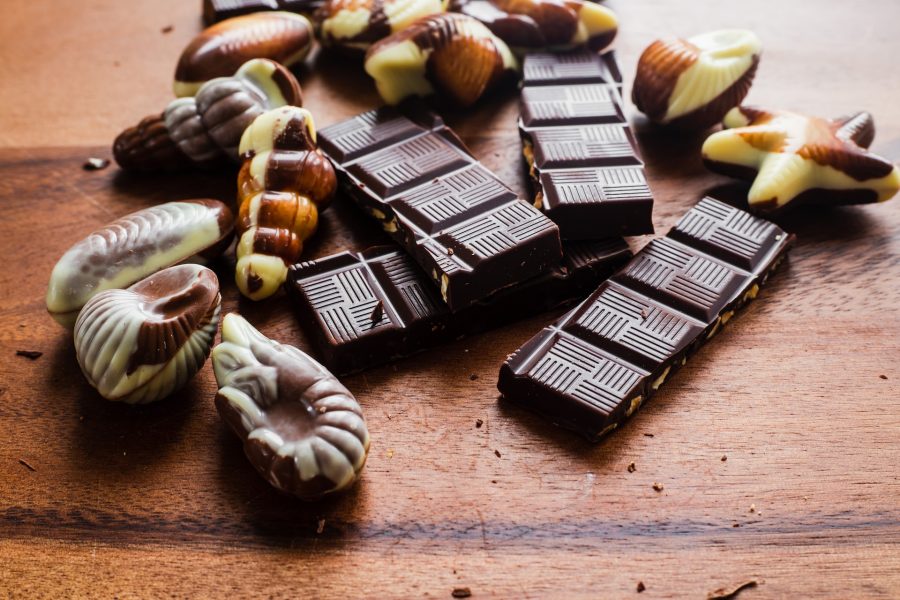 O chocolate é um alimento que tem como base a amêndoa fermentada e torrada do cacau