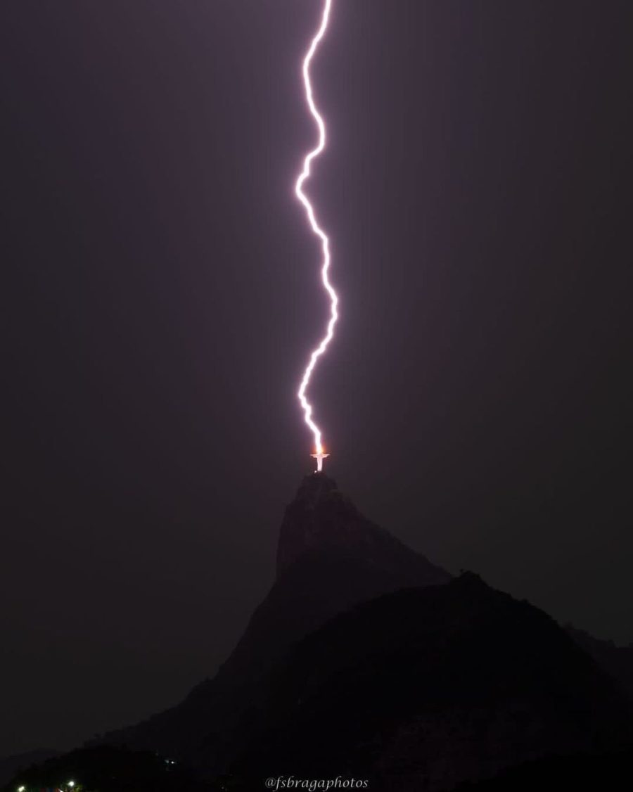 Ele capturou uma imagem de um raio atingindo o Cristo, amortizado pelo para-raios instalado na cabeça de Jesus (Foto: fsbragaphotos / Instagram)