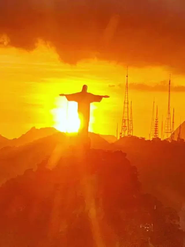 Cristo Redentor é atingido por um raio; confira as fotos