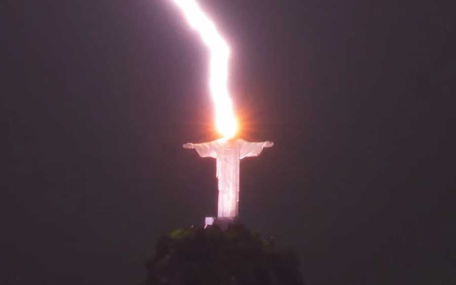 Rio de Janeiro: Cristo Redentor é iluminado por um raio; confira as fotos