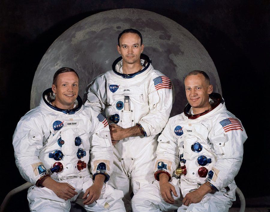 Apollo 11 foi um voo espacial tripulado norte-americano responsável pelo primeiro pouso na Lua. Os astronautas Neil Armstrong e Buzz Aldrin alunissaram o módulo lunar Eagle em 20 de julho de 1969 às 20h17min UTC. Armstrong tornou-se o primeiro humano a pisar na superfície lunar seis horas depois já no dia 21, seguido por Aldrin vinte minutos depois. Os dois passaram por volta de duas horas e quinze minutos fora da espaçonave e coletaram 21,5 quilogramas de material para trazer de volta à Terra. Michael Collins pilotou sozinho o módulo de comando e serviço Columbia na órbita da Lua enquanto seus companheiros estavam na superfície. Armstrong e Aldrin passaram um total de 21 horas e meia na Lua até reencontrarem-se com Collins.