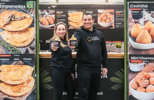 Um casal de brasileiros que comercializa coxinhas nos Estados Unidos afirmou ter gerado um faturamento de R$ 10 milhões em 2022.