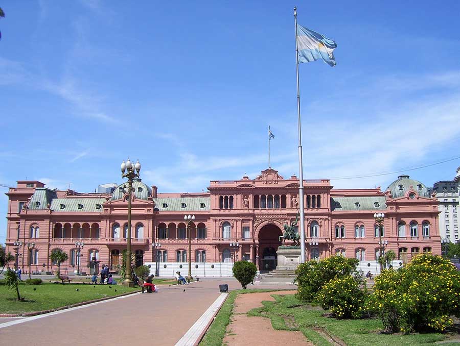 Enquanto outros países da região estão apresentando uma tendência oposta, a Argentina ultrapassou a marca dos 100% de inflação.