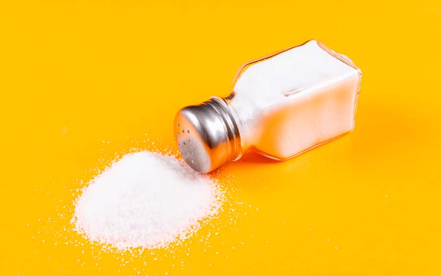 Uma dieta rica em sal pode sobrecarregar os rins, tornando-os menos eficientes na remoção de resíduos do corpo. Isso pode levar a problemas renais, como insuficiência renal.