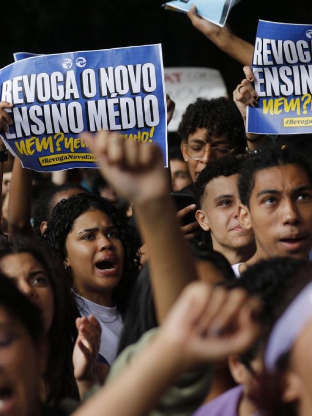 Passeata em SP quer revogação do novo ensino médio
