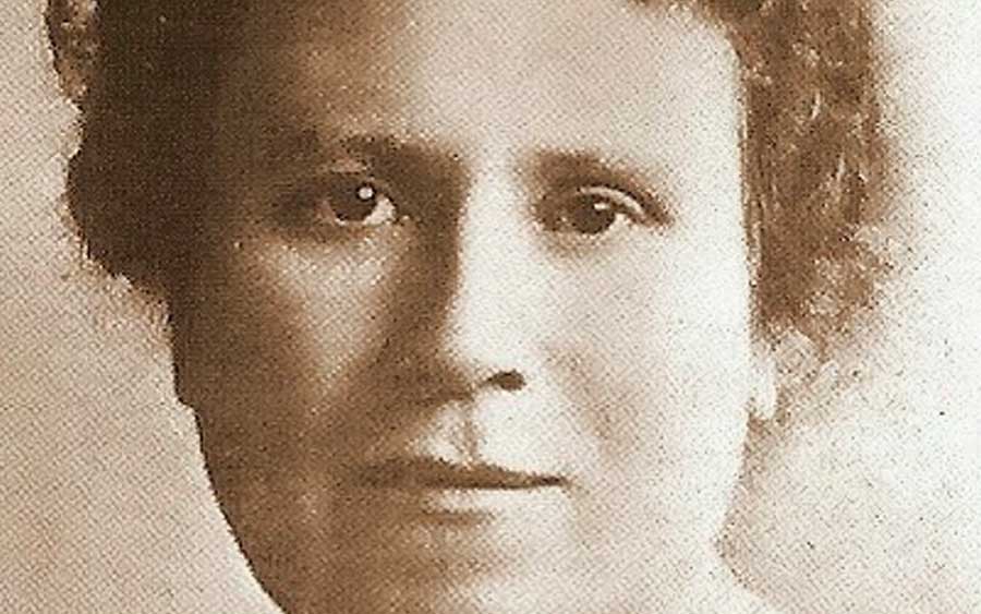 Julieta Lanteri (1873-1932) foi uma médica ítalo-argentina e ativista pelos direitos das mulheres. Ela foi a primeira mulher a votar na Argentina e na América do Sul, além de fundar seu próprio partido político, a União Feminista Nacional. Lanteri trabalhou incansavelmente para melhorar a saúde das mulheres e lutar pela igualdade de gênero. Sua determinação é lembrada em toda a América do Sul.