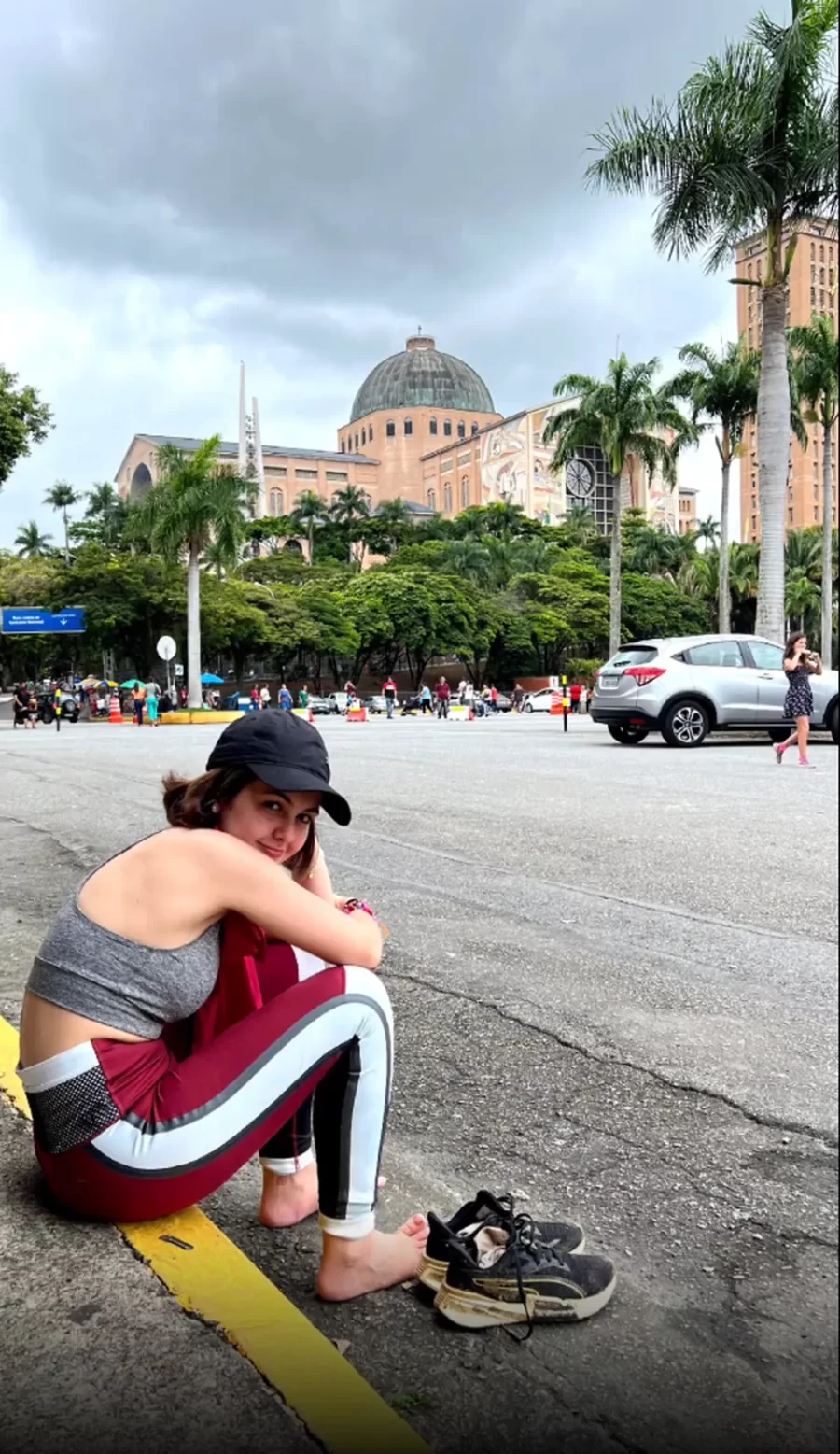 Klara Castanho, a atriz brasileira, caminhou 130 km até Aparecida em uma peregrinação, expressando sua gratidão à Nossa Senhora.