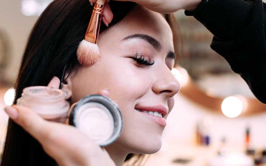 Essa técnica visa não só embelezar a pele através da maquiagem, mas também tratar e melhorar a aparência da pele através de tratamentos estéticos.