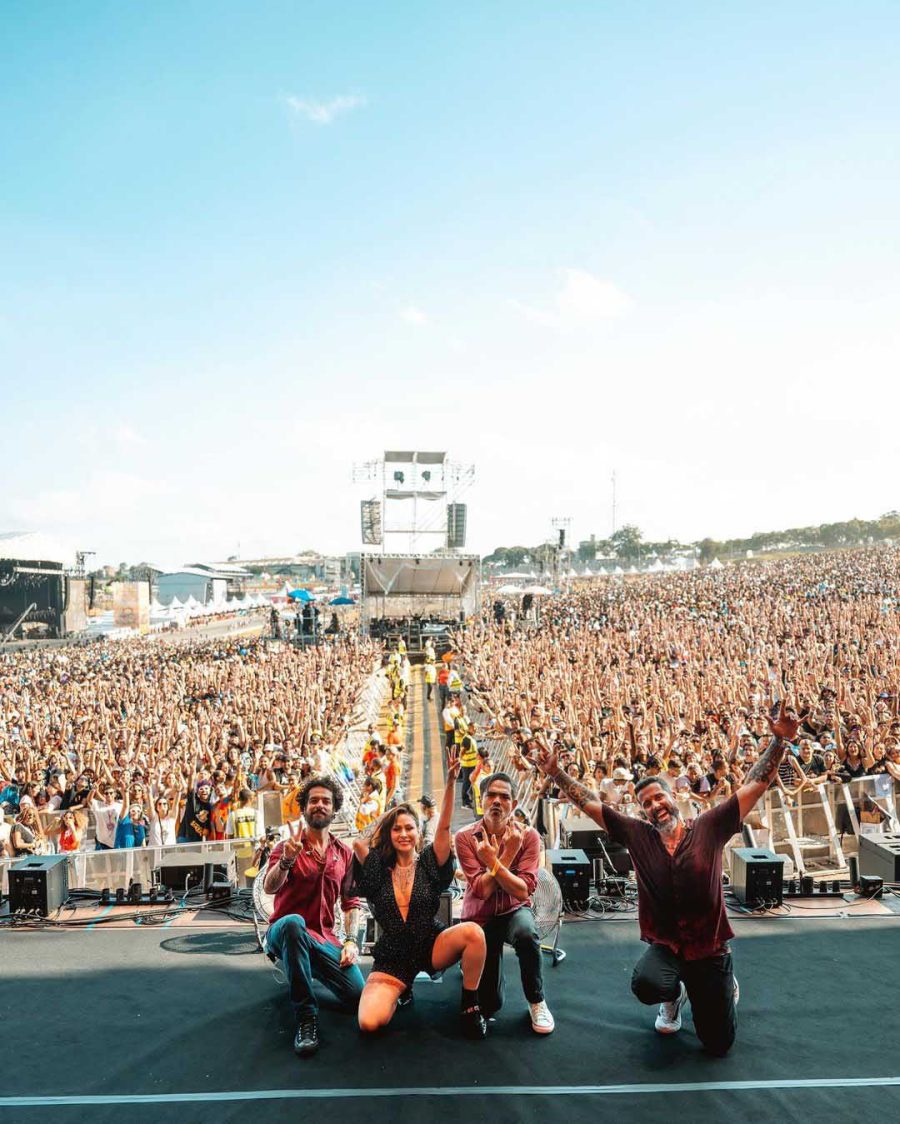 Desde a abertura dos portões neste sábado (25), no segundo dia do Lollapalooza Brasil, os admiradores da Pitty competiam por cada espaço em frente ao Palco Adidas no Autódromo de Interlagos.