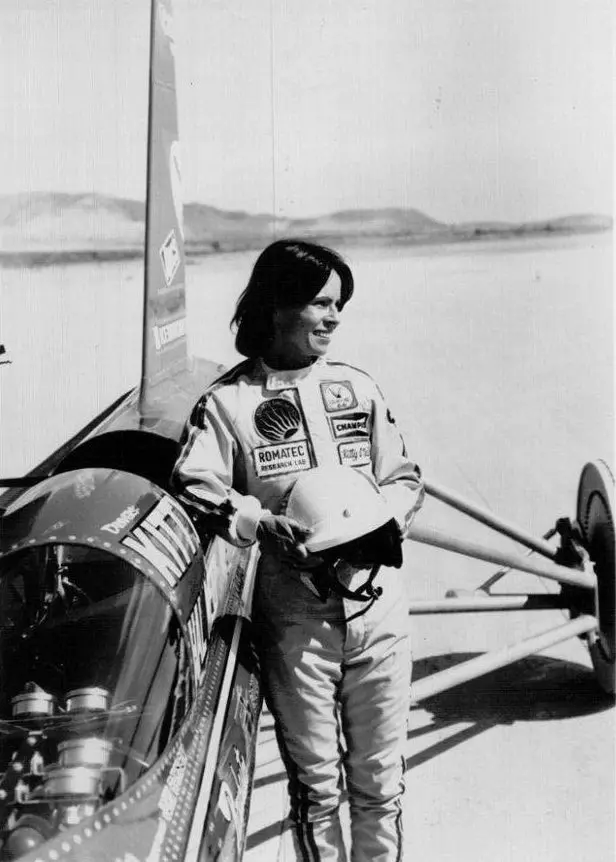O'Neil no deserto de Alvord, em Oregon, em 1976, ao lado do SMI Motivator movido a foguete, o veículo no qual ela quebrou o recorde de velocidade terrestre para mulheres.