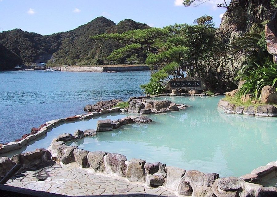 Onsen a céu aberto (Chris 73 / Wikipédia)