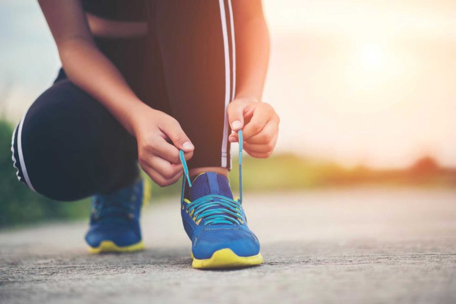 Ajuda a emagrecer: A corrida é uma excelente atividade física para quem deseja perder peso, já que é uma das atividades que mais queimam calorias por minuto. Além disso, ela pode ajudar a acelerar o metabolismo e a reduzir a gordura abdominal.