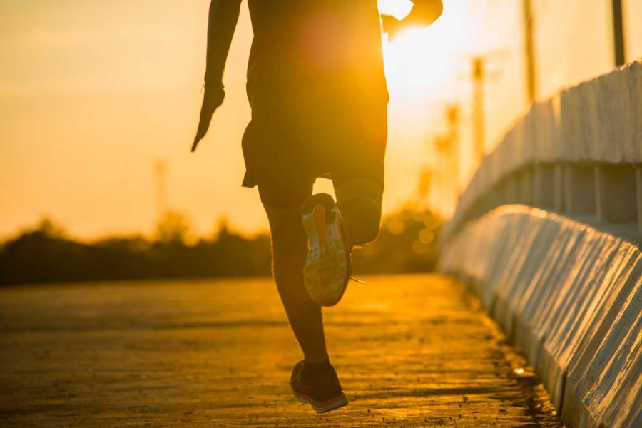 Fortalece os músculos: A corrida é uma atividade física que trabalha vários grupos musculares, como as pernas, abdômen, glúteos, costas e braços. Isso ajuda a fortalecer esses músculos, o que pode trazer benefícios para a postura e a redução de dores musculares.