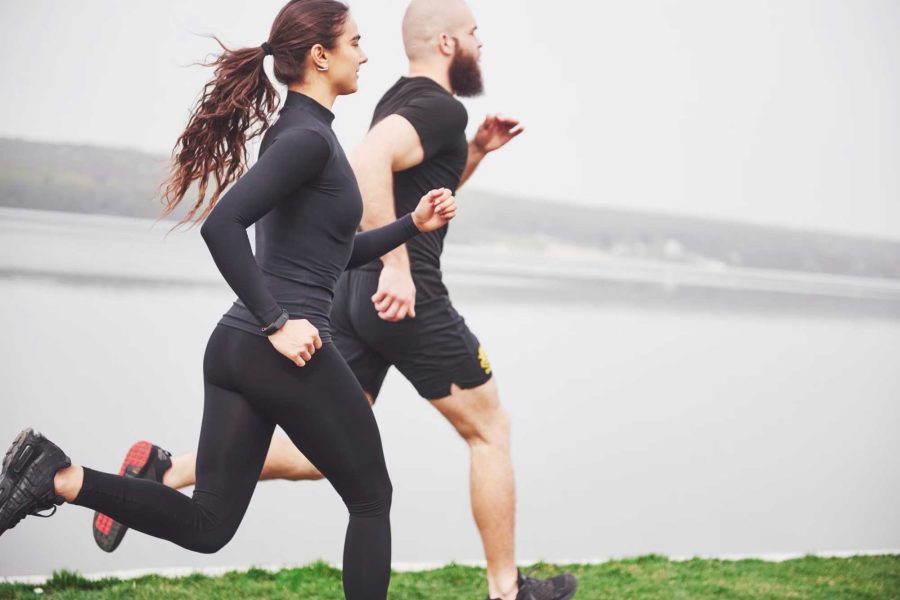 A corrida traz uma série de benefícios para o corpo feminino e masculino. Ela ajuda a melhorar a saúde cardiovascular, a perder peso, a fortalecer os músculos e ossos, a reduzir o estresse e melhorar o humor, a melhorar a qualidade do sono, a aumentar a autoestima, a melhorar a capacidade cognitiva, a fortalecer o sistema imunológico, a melhorar a resistência física e a aumentar a longevidade. Por isso, se você ainda não pratica corrida, considere incluí-la em sua rotina de atividades físicas. Lembre-se de que é importante conversar com um profissional de educação física antes de começar qualquer atividade física, para evitar lesões e garantir a prática segura e eficaz.