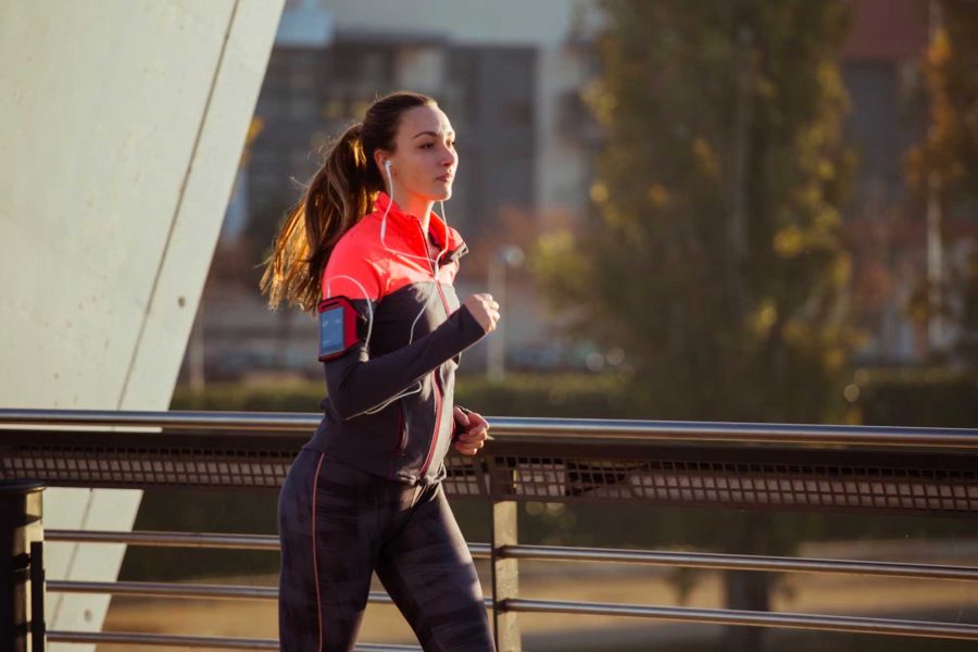 Aumenta a resistência física: A corrida pode ajudar a aumentar a resistência física, já que melhora o condicionamento cardiovascular e respiratório. Isso pode ajudar a realizar outras atividades físicas com mais facilidade e resistência.