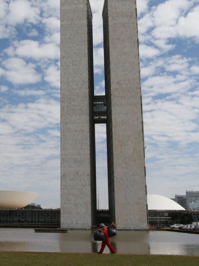 Piso da enfermagem e reajuste para servidores é aprovado no Congresso
