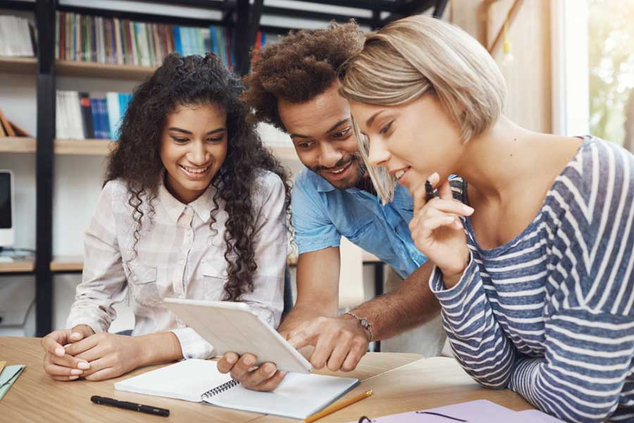 Escolha uma universidade que ofereça cursos em sua área de interesse.