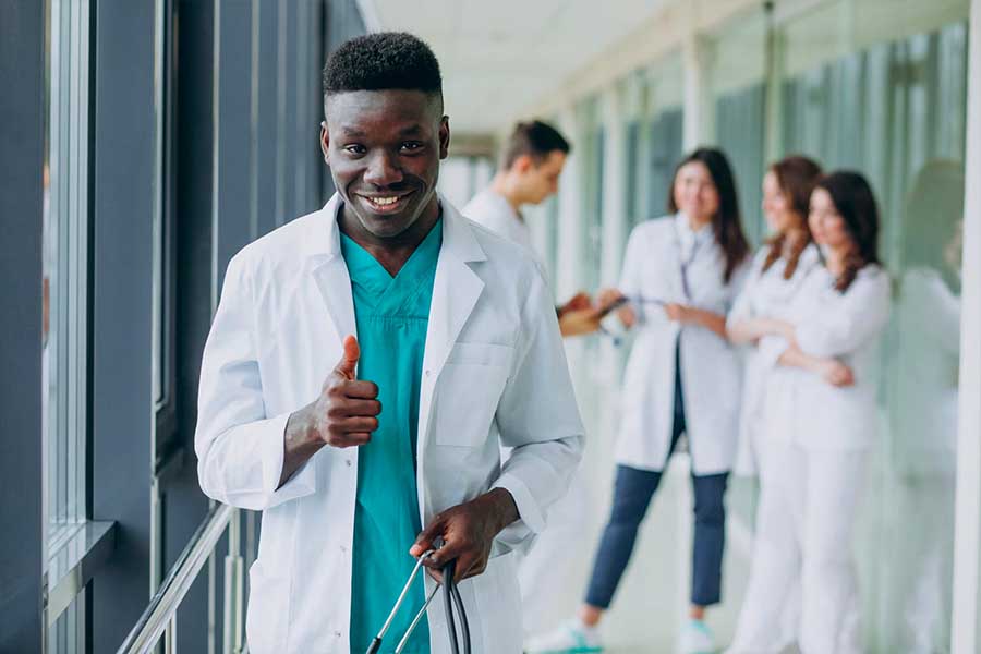 Possibilidade de atuar internacionalmente: A formação em Medicina é reconhecida internacionalmente, o que permite ao profissional atuar em outros países e conhecer diferentes culturas e práticas médicas.