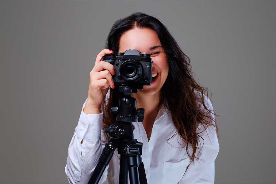 Conhecer técnicas avançadas: além dos conceitos básicos, um curso de fotografia também pode ensinar técnicas avançadas, como fotografia noturna, retrato, paisagem, macrofotografia e muito mais.