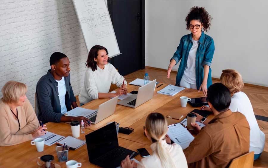 É fundamental que o empreendedor utilize o plano de negócio como um guia para a tomada de decisões, acompanhando as metas e objetivos traçados e verificando se as estratégias definidas estão sendo efetivas.