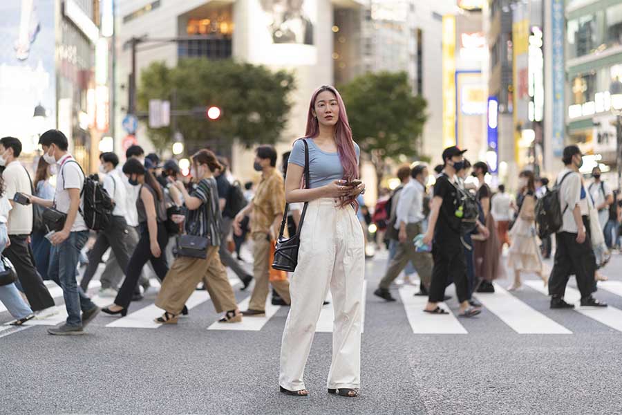 O Japão é conhecido por ser um dos países mais seguros do mundo. A taxa de criminalidade é muito baixa e a violência é rara. As ruas são seguras e muitas pessoas se sentem confortáveis caminhando sozinhas à noite. Há várias razões para isso, como uma forte presença policial, uma cultura de respeito e um sistema de justiça eficiente. As pessoas japonesas tendem a ser muito disciplinadas e respeitosas umas com as outras, o que ajuda a manter a ordem social.