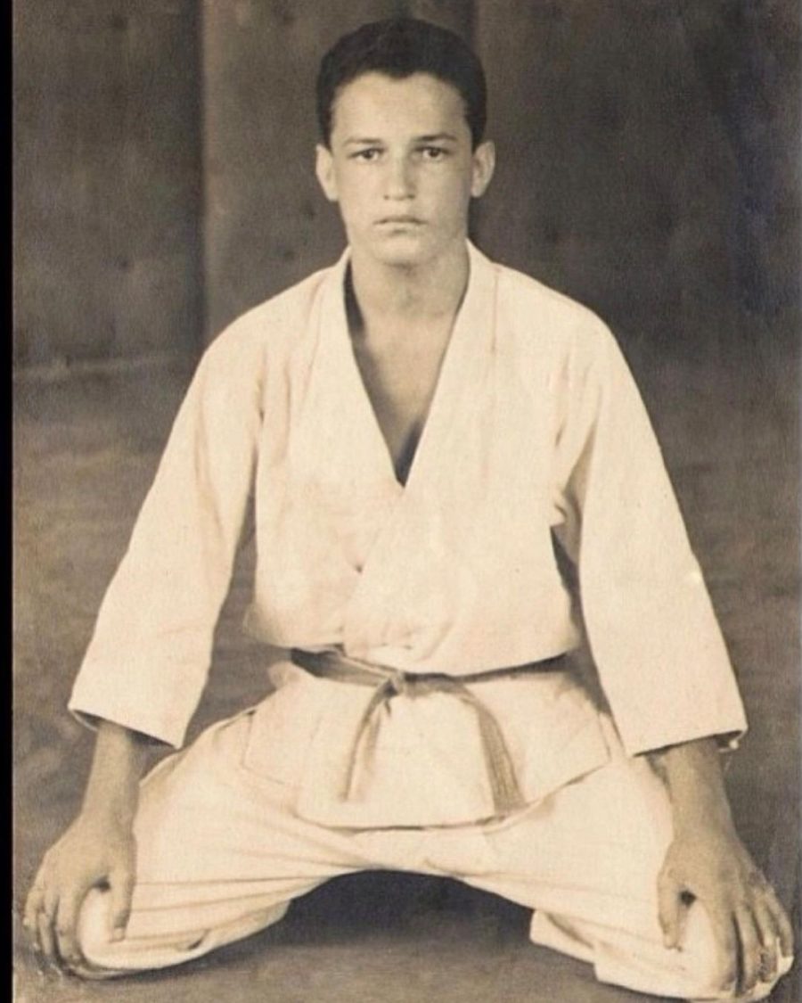 "Verificado Hoje o Jiu-Jitsu se despede do Grande Mestre Robson Gracie, patriarca da Família Gracie e faixa vermelha", publicou @kyragracie nas redes sociais.