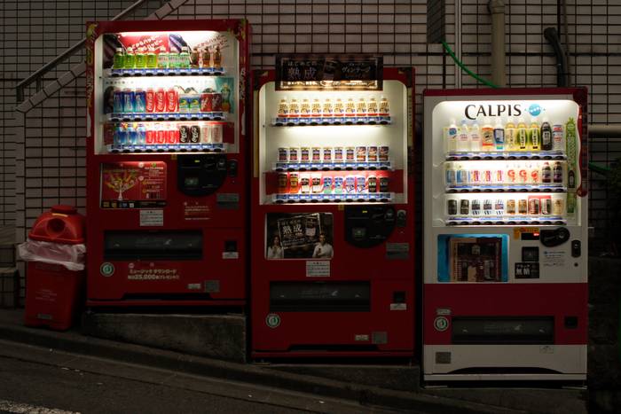 As máquinas de venda automática são uma parte integrante da cultura japonesa, sendo famosas por sua ampla variedade de produtos disponíveis.