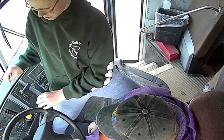 O momento em que um menino assumiu o controle de um ônibus foi registrado em um vídeo gravado dentro do veículo.