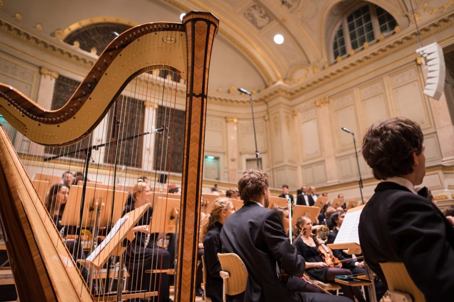 Compositores geniais: A música clássica apresenta alguns dos maiores compositores de todos os tempos, como Beethoven, Mozart e Bach, entre outros.