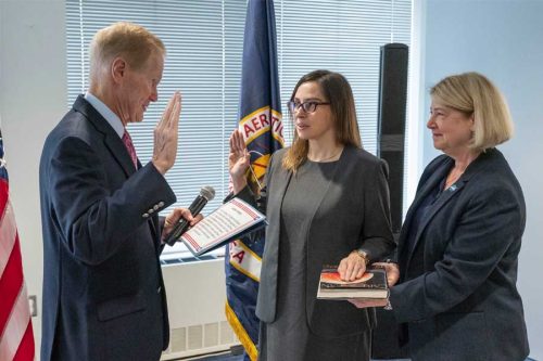 Nova diretora da Nasa faz juramento com livro de Carl Sagan em vez da Bíblia