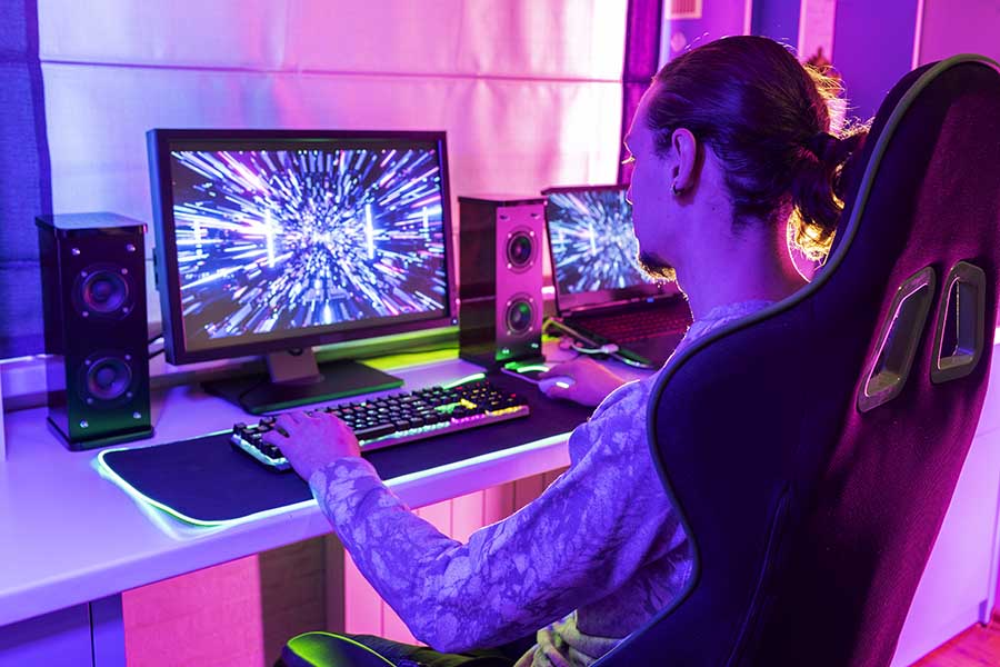 Periféricos: Os PCs gamers geralmente possuem periféricos específicos para jogos, como teclados mecânicos, mouses com DPI ajustável e fones de ouvido com som surround.