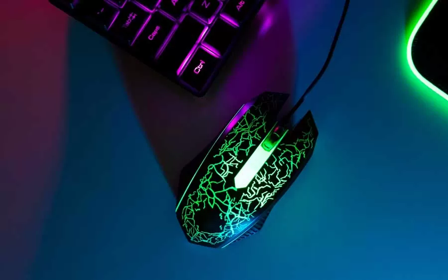 Um mouse gamer é um tipo de mouse projetado especificamente para jogos de computador. Esses mouses geralmente apresentam recursos e especificações específicas que os diferenciam dos mouses normais.