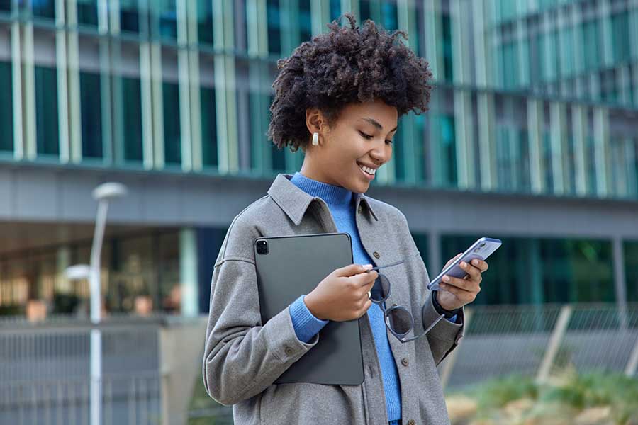 A decisão de fazer um seguro celular depende do valor do dispositivo, risco de danos/roubo e disposição para arcar com os custos. Avalie esses fatores antes de decidir.