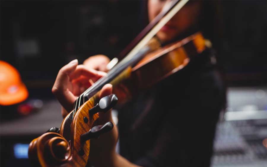 Emoção: A música clássica é capaz de transmitir uma grande variedade de emoções e sentimentos, desde alegria e felicidade até tristeza e melancolia.