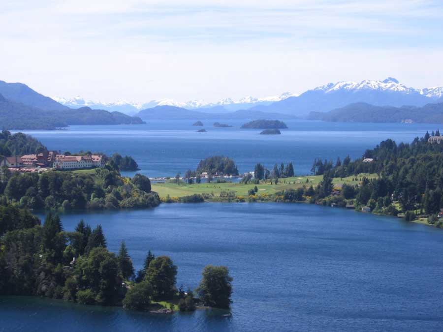 Lago Nahuel Huapi, a península de Llao Llao e a Cordilheira dos Andes, perto de Bariloche (Chipppy)