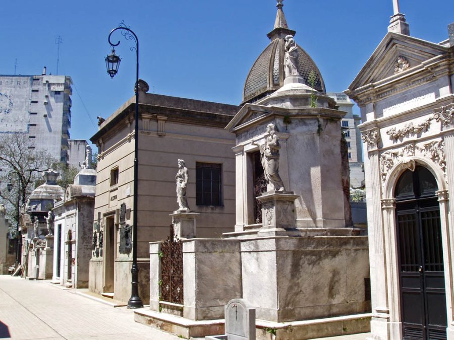 O cemitério da Recoleta é uma famosa necrópole localizada no bairro homônimo na cidade de Buenos Aires