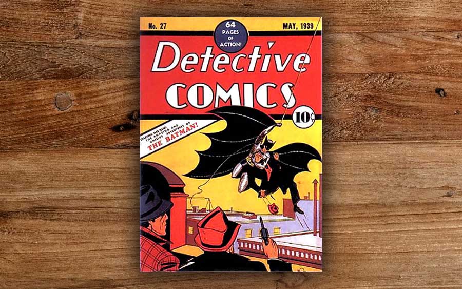 A primeira aparição do Batman aconteceu na Detective Comics #27, em 1939. Na história, o personagem ainda não tinha o uniforme preto e cinza que se tornou sua marca registrada, mas sim um traje vermelho com capa, máscara e luvas pretas.