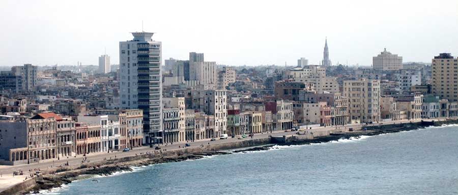 O Malecón (oficialmente Avenida de Maceo) é uma ampla esplanada, estrada e quebra-mar que se estende por 8 km (5 milhas) ao longo da costa em Havana (Lukas Mathis)