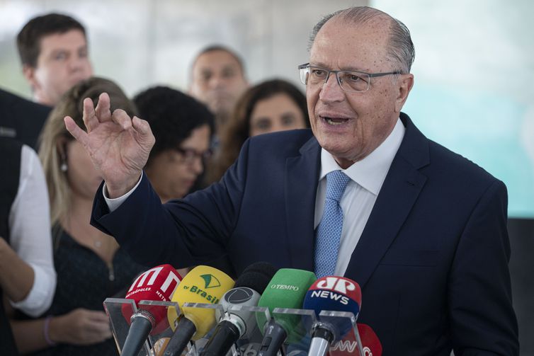 O vice-presidente Geraldo Alckmin em entrevista sobre descontos no preço de carros novos - Joédson Alves/Agência Brasil